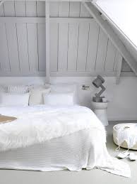 slaapkamer met schuine wanden mooi veel wit en grijs sovrum design sovrum inspiration sovrumsinredning