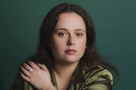 Robyn Hogan's Instagram, Twitter & Facebook