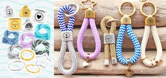Dann fädeln sie zunächst zwei längliche, große holzkugeln auf ein band und fixieren sie diese oben und unten mit je einer kleinen kugel und knoten sie das band zu. Mix Match Dq Schlusselanhanger Perlengrosshandelonline De