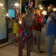 Paulina gretzky left her toddler son and home but brought out her twins to go clubbing with hubby dustin johnson. Paulina Gretzky Shows Off Stunning Figure In Tight And Bright Dress While Celebrating 32nd Birthday