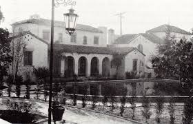 The Garden Of Allah S Swimming Pool Was One Of Its Most Famous Features Probably Because At The Time It Was Garden Of Allah Hotel California Spanish Exterior