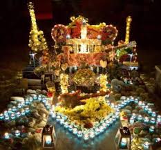 Voici le cimetière où sera enterrée l'idole des jeunes. Quand La Tombe De Johnny Hallyday En Pleine Nuit Brille De Mille Feux Gala