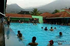 To find it, make your way to garut, 100 miles (161 kilometers) from the nation's capital, jakarta. Wisatawan Cipanas Garut Keluhkan Dugaan Pungutan Liar Antara News Jawa Barat
