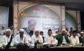 Mendengarkan single dan album habib syech bin abdul qodir assegaf yaa hanaanaa • yaa thoyba • al'itirof • nuurul musthofa • yaa rosuulalloh. Pertama Di Dunia Sholawatan Dua Negara Hadirkan Habib Syech Abdul Qodir Assegaf Lapan6online