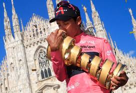 Egan bernal se lleva a su casa el trofeo del título del giro de italia 2021, ese torbellino dorado, el más lindo del ciclismo mundial. W4jlybldbbj8em