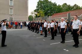 Après la mort d'un policier au mans, gérald darmanin est arrivé au commissariat, ce jeudi 6 août 2020. Video Policier Tue Au Mans Une Minute De Silence Avant Un Hommage National Les Nouvelles De Sable