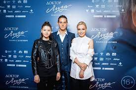 Оксана акиньшина, никита и михаил ефремовы, юлия хлынина, павел табаков, евгения добровольская, александр робак, светлана камынина, алексей макаров, тимофей трибунцев, александра урсуляк, сергей чонишвили, олег васильков, виктория толстоганова. Marina Zudina Vmeste S Docheryu Podderzhala Svoego Syna Pavla Tabakova Na Premere Filma Doktor Liza Vokrug Tv