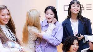 Oh, and one more thing!!! G I Dle Shuhua S Reaction To Receiving A Kiss From Soojin Gets Fans Cracking Kpopmap