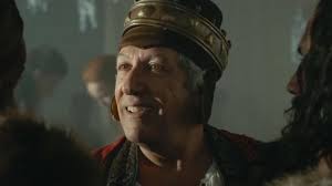 Lancelot fait alors irruption dans la salle de bain, dans l'intention. La Couronne Du Duc D Aquitaine Alain Chabat Dans Kaamelott Premier Volet Spotern