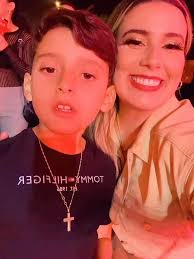 Mais um dia memorável. Ele jamais vai esquecer, em cima do palco com o  ídolo que ele tanto é fã. E você merecendo, mamãe vai continuar realizando  seus sonhos, até que você possa fazê-los por si ...