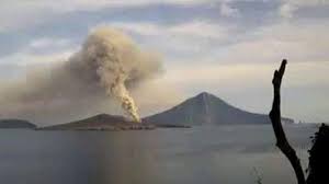 Gunung anak krakatau erupsi pada kamis (3/2) sore sekitar pukul 16.15 wib dengan embusan abu vulkanik ke arah pulau jawa. Mdfnf Hb4jjo M