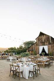 A Must Look Rustic Chic Wedding Advice So Please Grab These Lovely Eye Pleasing Wedding Cues Pin Refe Rustic Modern Wedding Slo Wedding Country Barn Weddings