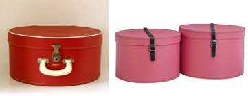 This boite chapeau necklace doubles as a small bag where you can house small essentials. Boite A Chapeau Un Look Vintage Pour De Nombreuses Occasions