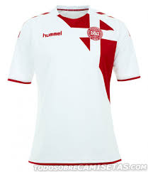 Camiseta roja con un león rampante en el escudo, pantalón blanco y medias negras con vuelta amarilla. Denmark 2016 17 Hummel Kits Todo Sobre Camisetas