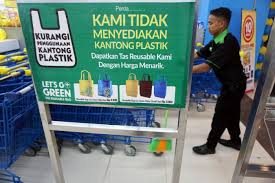Contoh poster kampanye diatas bertemakan kendalikan sampah plastik. Larangan Plastik Sekali Pakai Direspons Positif Masyarakat