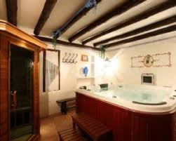 When you enter the hotel through the large, old wooden door you are faced with a charming internal courtyard. La Casa De Las Abuelas Casa Rural En Chinchon Madrid Clubrural