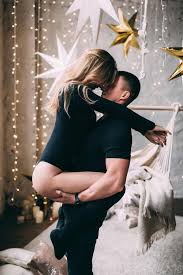 Well, this is an opportunity to share your favorites together, or to discover classics you've never seen. 15 Cute Christmas Photos For Couples To Show Love