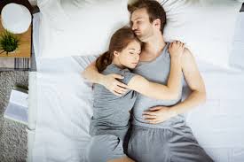 Une agression gratuite d'une violence inouïe et une victime sans doute traumatisée à vie. Couple Dormir Imagenes Y Fotos 123rf