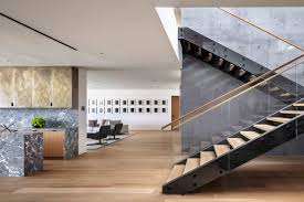 Pengaman tangga biasa disebut railing yang bisa terbuat dari material yang sama dengan struktur tangga atau dengan material lainnya. Serba Serbi Railing Tangga Kaca Dan 6 Modelnya Yang Menawan