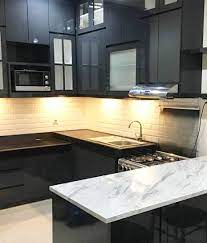 Seperti gambar diatas, penggunakan warna putih hpl yang di padukan dengan motif kayu pada lemari sebelah kanan, tanpa pintu, open door. Taco Id Kitchenset Sudut Menggunakan Variasi Motif Solid Facebook