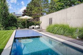 Pool Im Garten Mit Sonnenschirm Und Liegesesseln Pool Im Garten Gartengestaltung Gartenpools