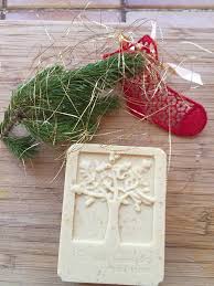 Pour Fabriquer Du Savon Il Est Indispensable De Respecter Les Normes De Securite Tablier Manches Longues Gants Atte Savon Fabriquer Du Savon Savon Au Lait