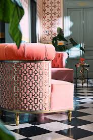 poltroncina rosa corallo panotne living coral idee per decorare la casa mobili pavimento a scacchi