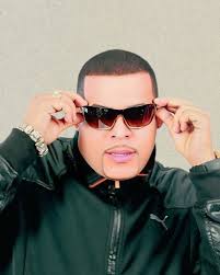 Se levantaba bien temprano a vender pescados con su padre en el puente de  la 17 de la ciudad capital, limpiaba zapatos y se iba a larga distancia a  ensayar a pie