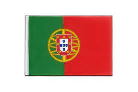 Kleine flagge von portugal, die mit selektivem fokus in den kartenhintergrund geklebt wird. Portugal Flagge Portugiesische Fahne Kaufen Flaggenplatz