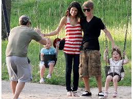 Justin And Selena In Stratford In Park With Justin S Dad S Kids Justin Bieber E Selena Gomez Fotografia 22943162 Fanpop