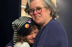 Rosie O'Donnell condivide come suo figlio Clay, 12 anni, le abbia fatto  coming out come non binario: "La cosa più interessante" : r/lgbt