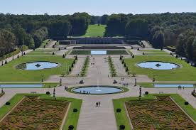 Ya que mi estilo preferido de jardines es el que incorporan lo existente en cada lugar, es una buenísima oportunidad para mostrarles ejemplos para diseñar un jardín con piedras y rocas. Ansicht Des Eingangstors Des Elysee Palastes Von Der Rue Du Faubourg Heilig Honore Elysee Palast Amtssitz Von Stockfoto Bild Von Palast Faubourg 117071586