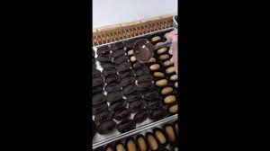 Kemudian masukkan kuning telur dan pukul lagi sehingga rata. Cara Tuang Coklat Masakan Ke Biskut Almond London Youtube