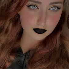 Once upon a time, a generation of teenagers collectively decided that  pressing aluminum foil and gum wrappers onto their teeth would make the  perfect DIY grillz. The result...