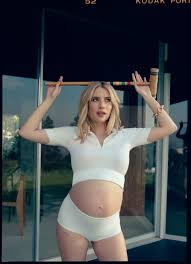Эмма роуз робертс (emma rose roberts). Emma Roberts Cosmo Decembuary 2020 On Holidate Pregnancy And Motherhood