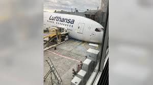 Boeingu se na letišti ve Frankfurtu zhroutil podvozek