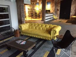 Es una pieza de altísima calidad en chesterfield madrid recuperamos esta herencia británica para llevar el mejor sofá chesterfield. Gorgeous Soho Chesterfield Sofa In New Keen Footwear Showroom In Seattle Moore Giles Mont Blanc Daffodil Lea Leather Chesterfield Sofa Leather Sofa Home