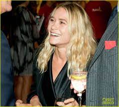 Mary-Kate Olsen & Olivier Sarkozy: Take Home a Nude Art Auction!: Photo  2969098 | Mary-Kate Olsen, Olivier Sarkozy Photos | Just Jared:  Entertainment News
