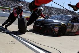 One thing about nascar pit stops that has always amazed me is how the tire carrier can, all in one motion take the new tire and perfectly slam it onto the hub on. Nascar Updates Clarifies Rule Will Require 5 Tight Lug Nuts Charlotte Observer