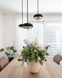 Sie Mag Klein Sein Doch Sie Halt Eine Leuchtende Welt Im Inneren Versteckt So Das Danische Label Vita Ub Esszimmerleuchten Leuchte Esstisch Lampe Esstisch