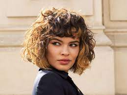 Non è una decisione facile da prendere, per questo è sempre importante affidarsi ai consigli di un esperto e ponderare bene il taglio capelli ricci. Tagli Capelli Ricci Ecco Come Scegliere Quello Giusto Fra I Piu Belli The Wom Beauty