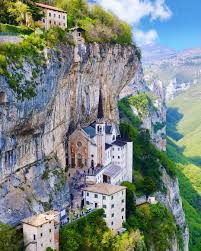 Leggendo madonna della corona mi è venuto subito in mente l'articolo che avevo scritto qualche il santuario madonna della corona è situato in un incavo scavato nel monte baldo a 774 m a. Foldjaro Madonna Della Corona Olaszorszag Facebook