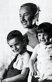 Descubre más sobre mirtha legrand: Con Sus Hijos Daniel Y Marcela Mirta Legrand Actrices Gente Famosa