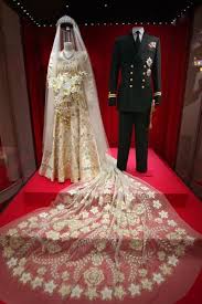 Maybe you would like to learn more about one of these? Die Schonsten Royalen Hochzeiten Elizabeth Und Philip Was Fur Ein Kleid Die Hochzeitsrobe Von Gr Konigliche Hochzeitskleider Royale Hochzeiten Kleid Hochzeit