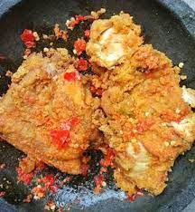 Cara Membuat Ayam Geprek Sambal Bawang Enak Praktis Healhty Meals Diy Food Recipes Spicy Recipes