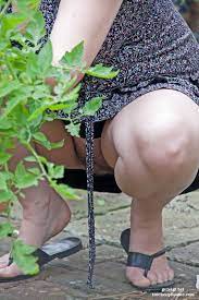 Reife Frau nackt im Garten - Oma Porno Foto