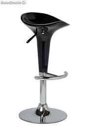 Inspiración para elegir taburetes de cocina bajos o altos para la barra. Taburete De Diseno Para Cocina Candy En Color Negro Regulable En Altura Y