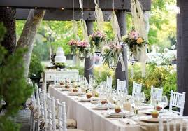 Si tu presupuesto no es suficiente para contratar los servicios de un diseñador y aún así, no quieres renunciar a tener un diseño bonito y elegante para tus invitaciones de boda, puedes seguir estas sencillas instrucciones. Ideas Para Bodas Sencillas Y Economicas Pero Bonitas Originales Y Elegantes Bodas Sencillas Boda En Jardin Tema De La Boda