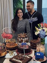 Kita tengok little miss khan boleh masak ke tak dengan hanya berbekalkan rm30! Spekulasi Kahwin Ameera Khan Kantoi Beri Bayangan Status Hubungan Dengan Fd Idzham Iluminasi