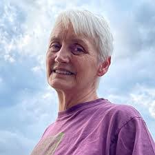 Lesley Padgett's Instagram, Twitter & Facebook